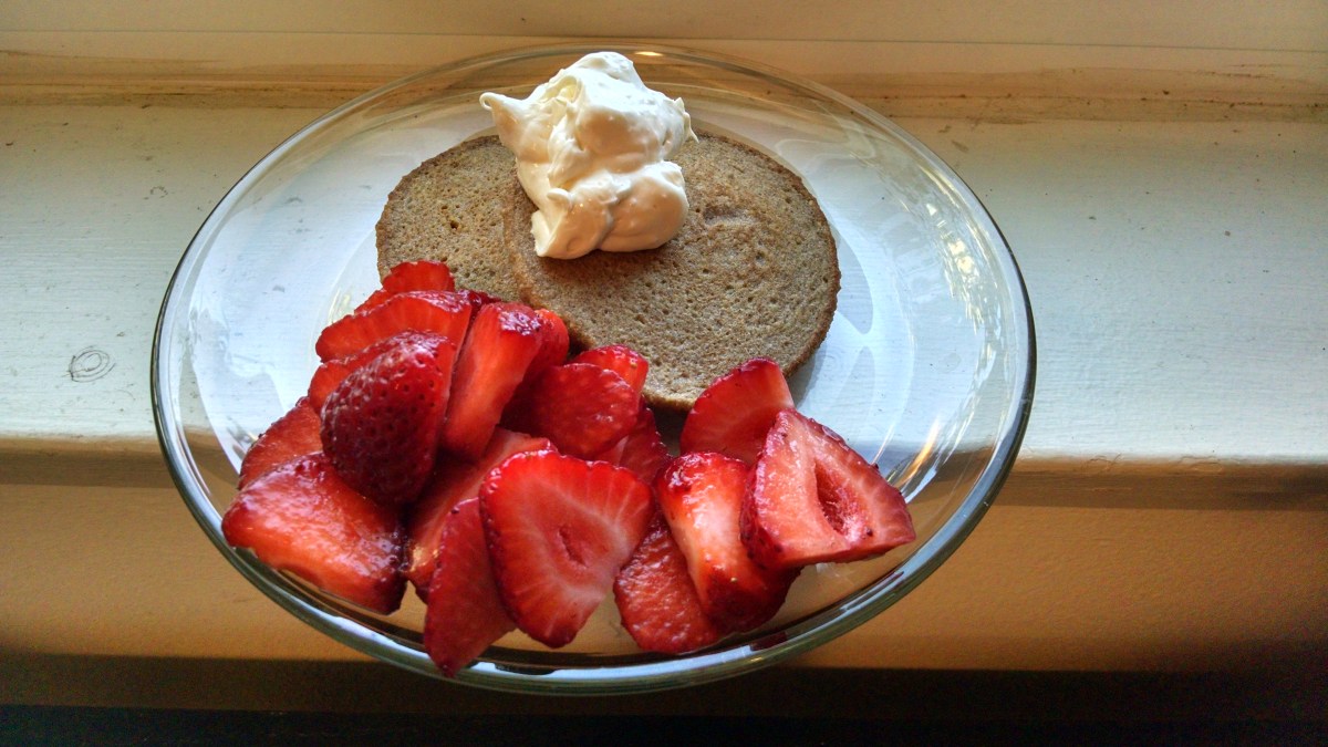 RECIPE: “Cinnamon Roll” Pancakes w/&nbsp;Strawberries